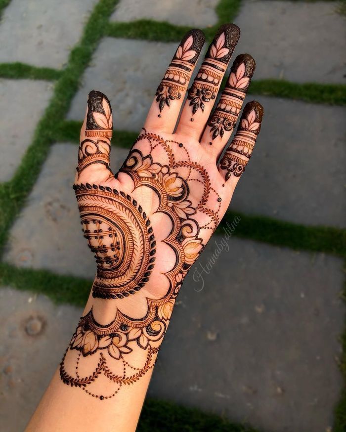 Half-Moon Mehndi Style with Modern Gaps 