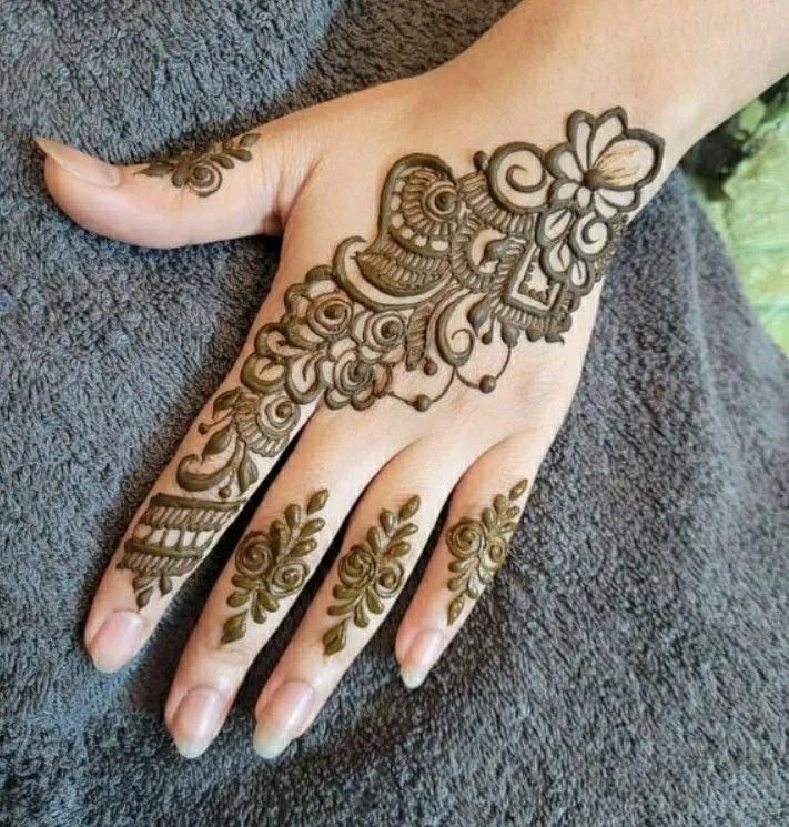 Minimalist Finger Mehndi