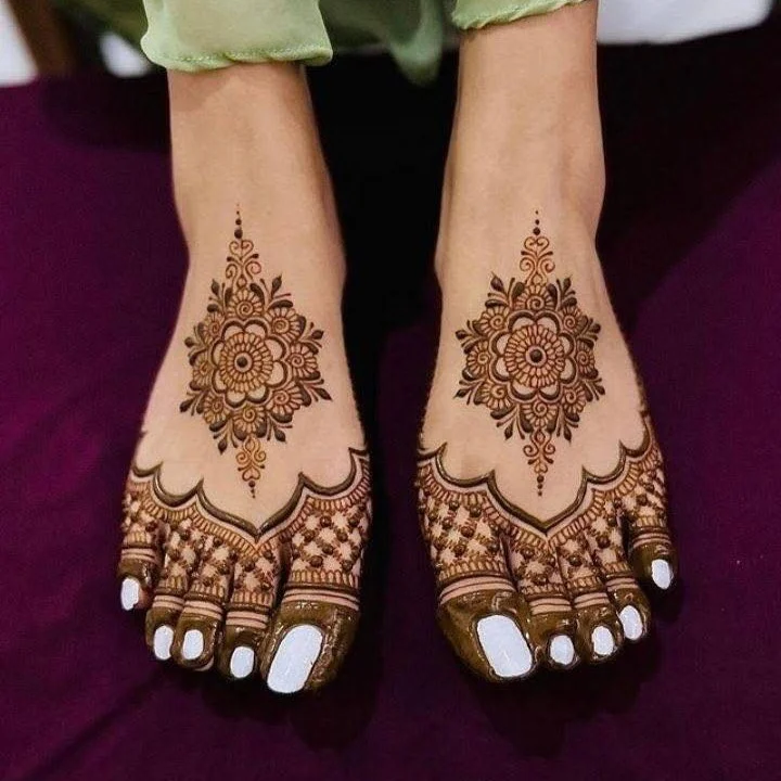 Simple Stylish Foot Mehndi Design
