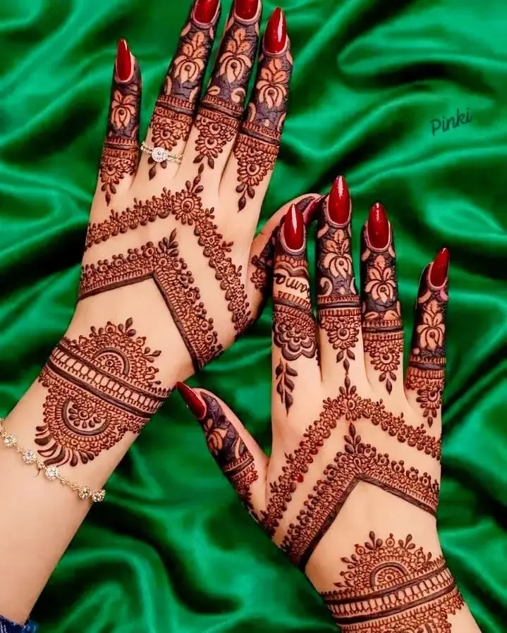 A Paisley pattern Mehandi Design