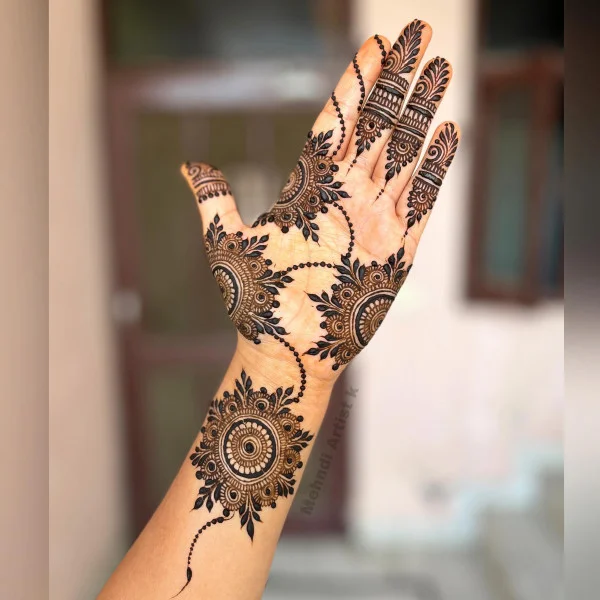 A simple trail Mehndi Design