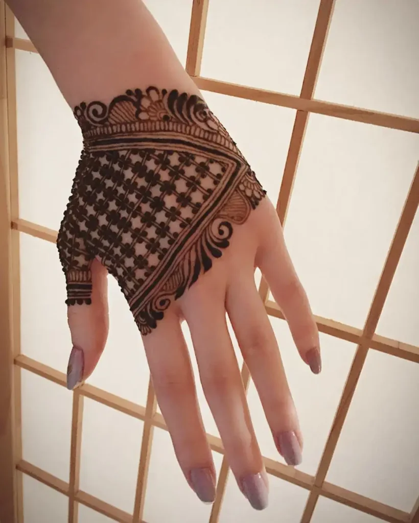 60+ Modern Mehndi Designs for Karwa Chauth (2026) 9 An Elaborate but Simple Chadar Mehendi Design