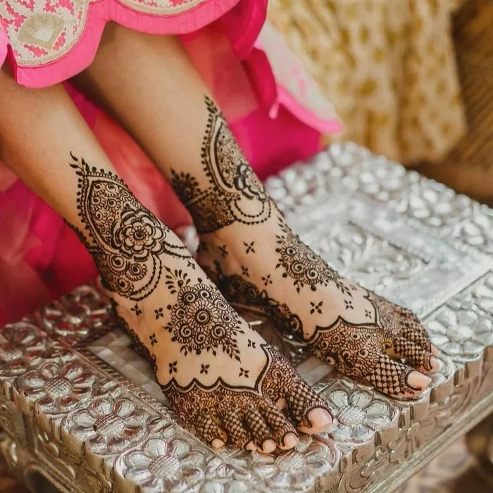 Jharokha Feet Mehendi Design