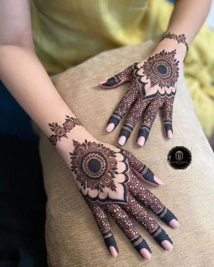 Mandala with Lace Fingers Mehndi Design