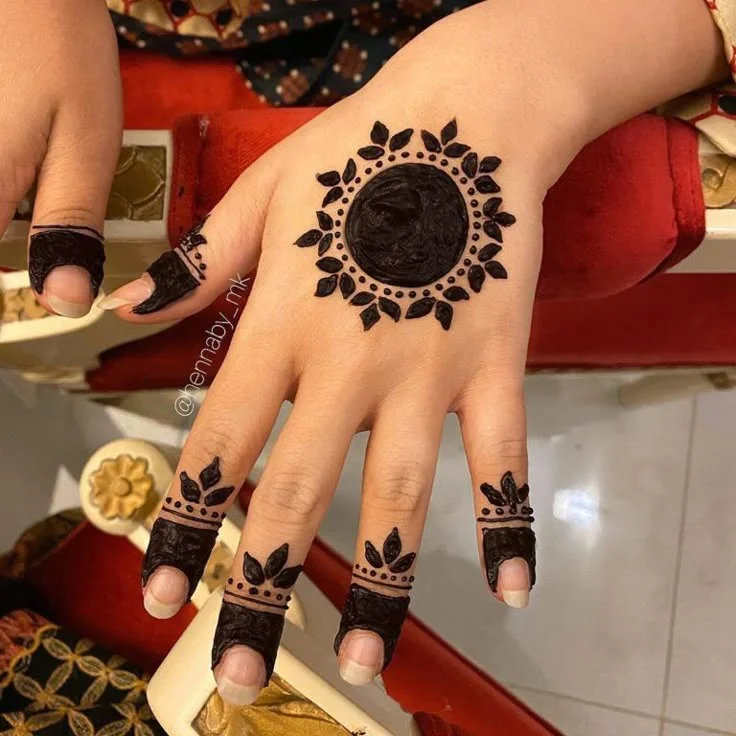 Minimal backhand mehendi design