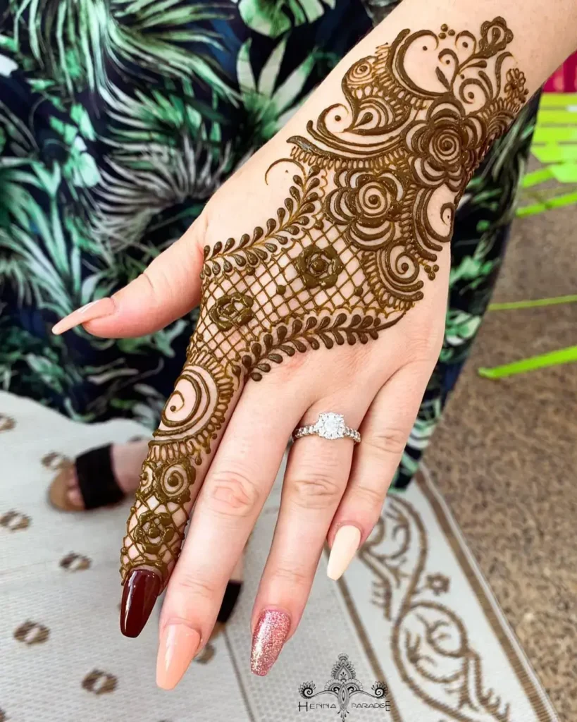 60+ Modern Mehndi Designs for Karwa Chauth (2026) 11 Pretty Strokes Karwa Chauth Mehndi Design