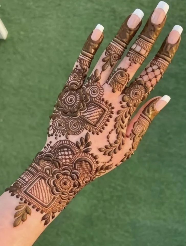 50+ Khafif Mehndi Designs – Simple & Stylish Design Try in 2026 9 Royal Khafif Mehendi Design