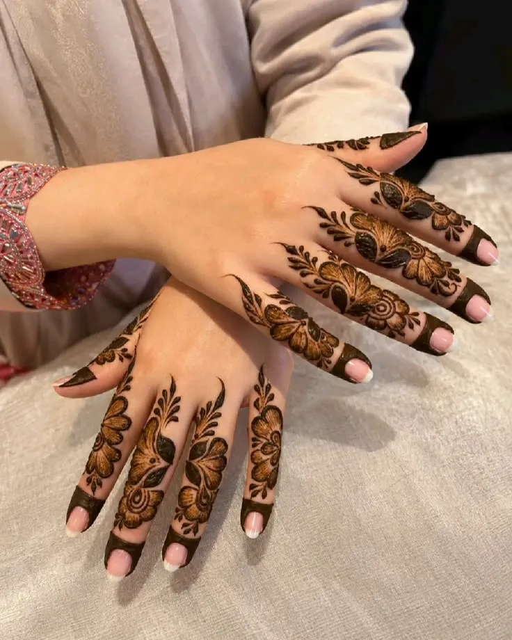 Finger Mehndi Design: 40+ Ideas for When the Event Is Tomorrow 39 bold open petals on bare skin finger mehndi design