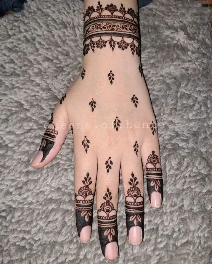 Finger Mehndi Design: 40+ Ideas for When the Event Is Tomorrow 16 dotted chevron strip finger mehndi design