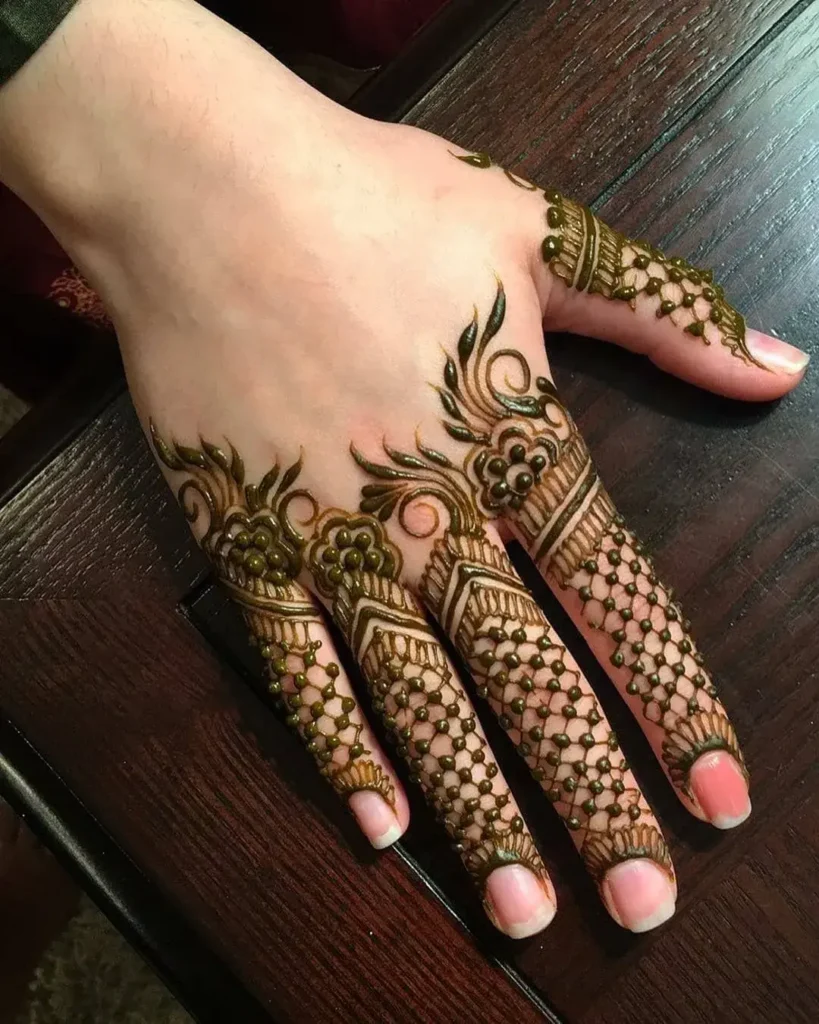 Finger Mehndi Design: 40+ Ideas for When the Event Is Tomorrow 10 half-finger jaali mehndi design