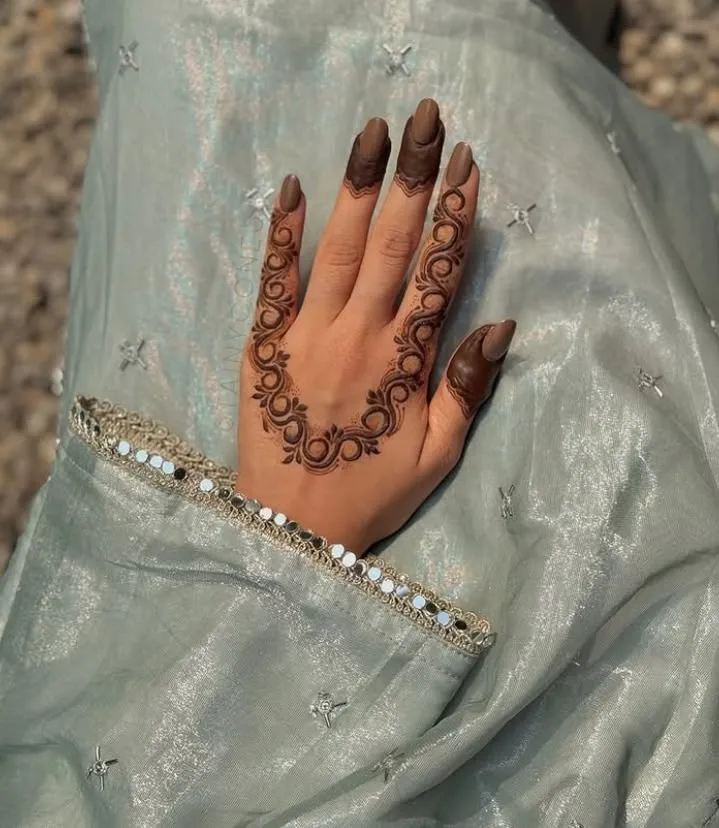 Finger Mehndi Design: 40+ Ideas for When the Event Is Tomorrow 23 index and little finger mehndi design