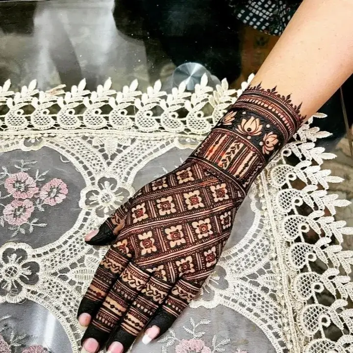 60+ Stylish Back Hand Mehndi Designs You Must Try in 2026! 13 khafif lace back hand mehndi designs
