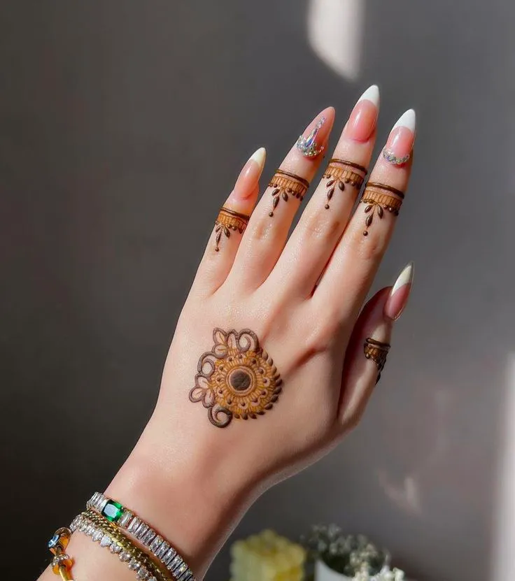 Finger Mehndi Design: 40+ Ideas for When the Event Is Tomorrow 9 mini mandala in the middle of the finger mehndi designs
