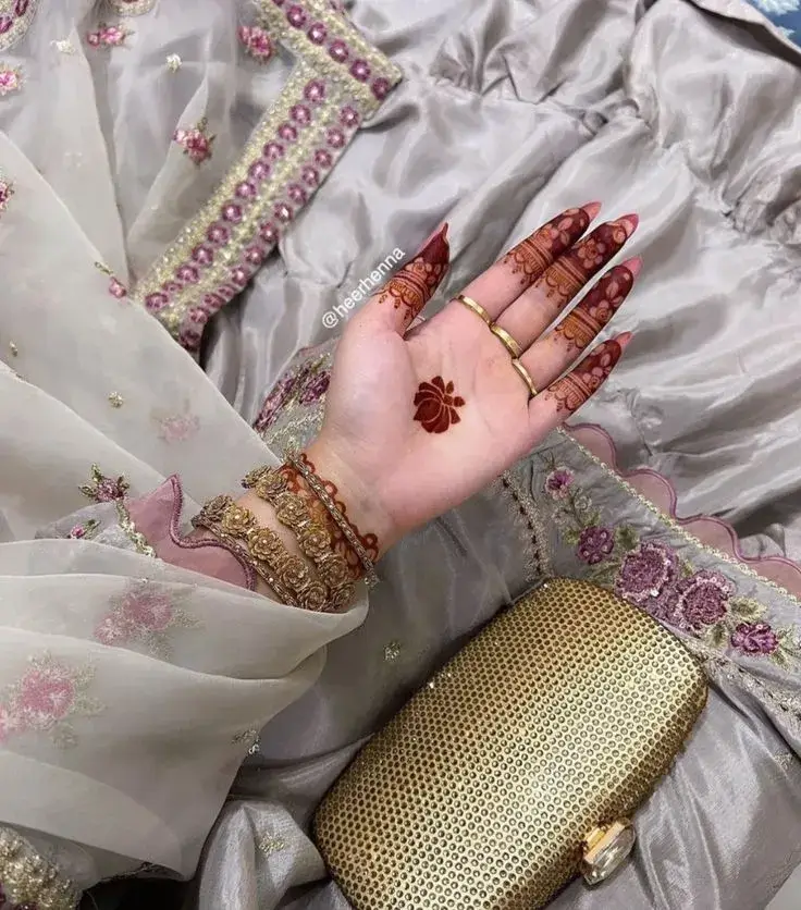 Finger Mehndi Design: 40+ Ideas for When the Event Is Tomorrow 11 scalloped band at the base finger mehndi design