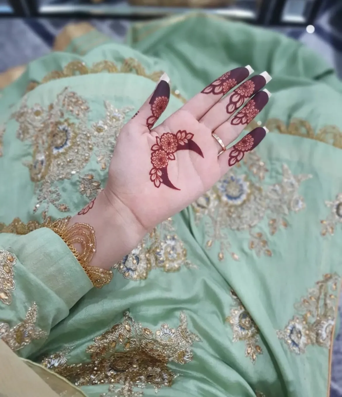 Home Page 41 Finger-Focused Royal Front Hand Simple Mehndi Design