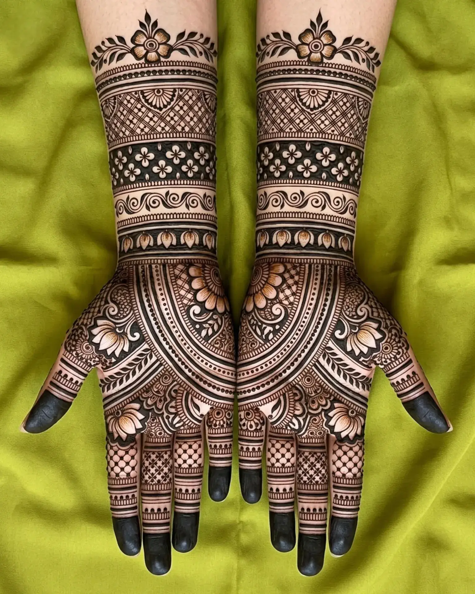 Home Page 36 Indo-Arabic Bracelet Trail Royal Front Hand Simple Mehndi Design