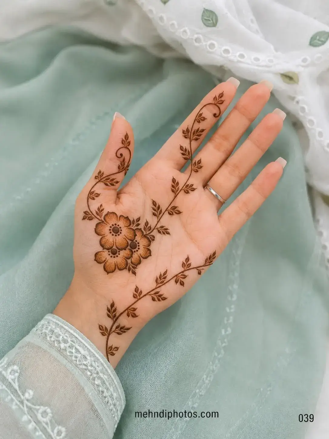 Home Page 40 Minimal Floral Vine Royal Front Hand Simple Mehndi Design