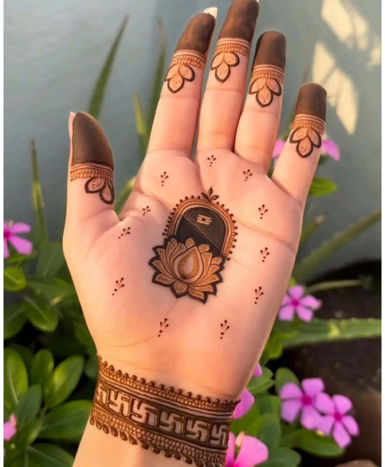 Home Page 39 Single Motif Center Royal Front Hand Simple Mehndi Design